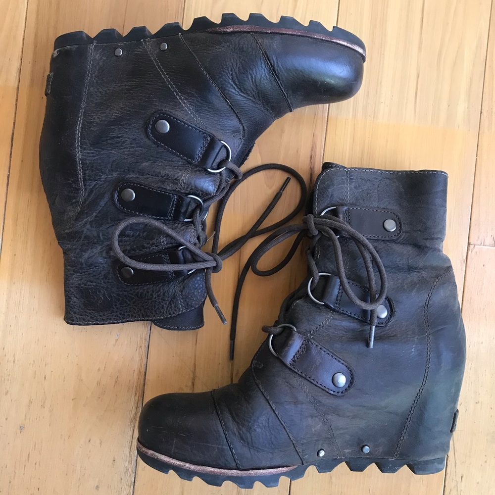Sorel Joan of Arctic, size 7, distressed black
